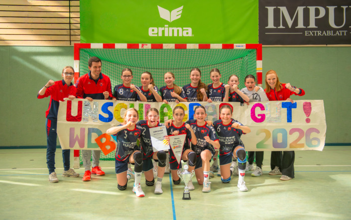 Siegerbild mit Pokal und Wimpel